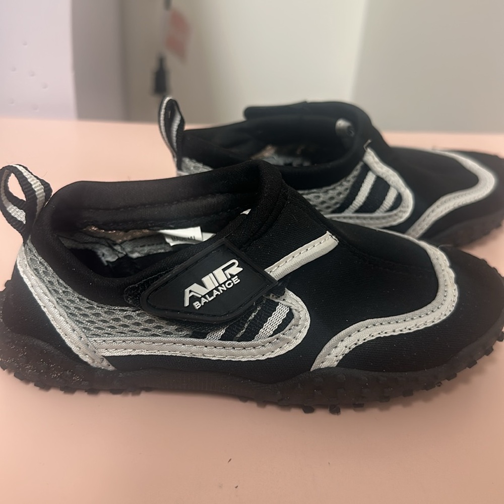 Unisex Kids Black and White Water Shoes SZ 12